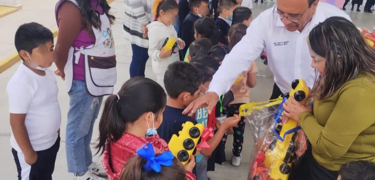 VILLA DE POZOS ENTREGA MATERIAL DIDÁCTICO Y DE LIMPIEZA A TEPEU