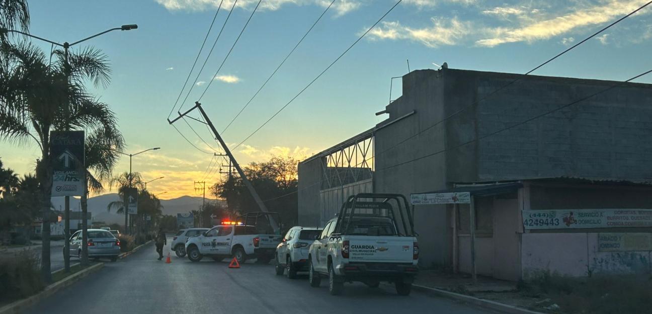 GUARDIA CIVIL DE VILLA DE POZOS ATIENDE  CAÍDA DE POSTE EN BOSQUES DE LAS FLORES