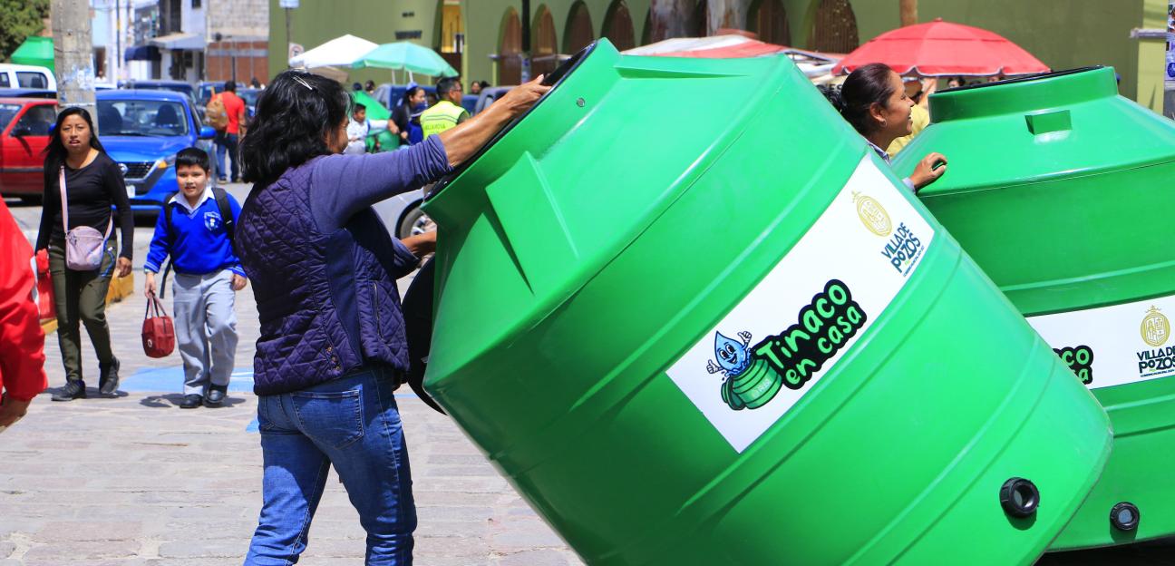 MÁS APOYO A HOGARES DE VILLA DE POZOS CON ENTREGA DE TINACOS