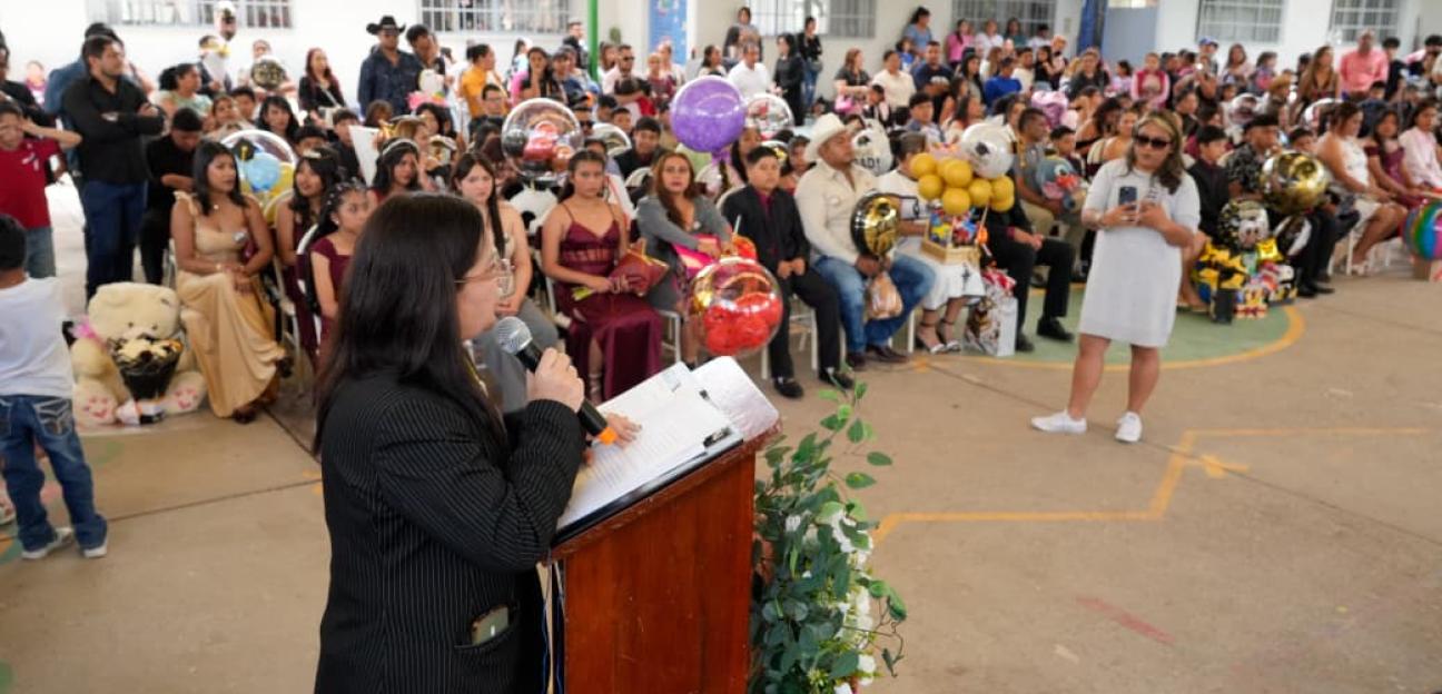 PATY ARADILLAS RECONOCE EL ESFUERZO DE ESTUDIANTES GRADUADOS