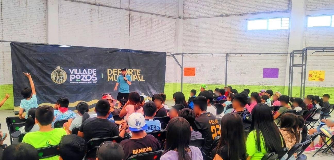 FUTBOLISTA POTOSINO ALAN “EL GÜERO” ARREOLA INSPIRA A NIÑAS Y NIÑOS DE VILLA DE POZOS