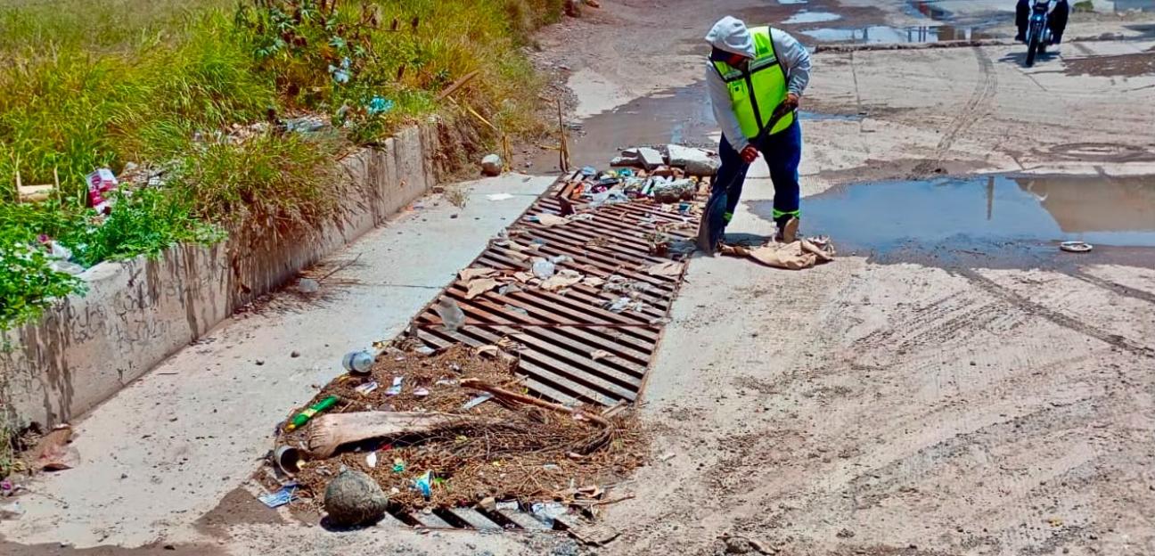 VILLA DE POZOS CONTINUA LIMPIEZA DE ALCANTARILLADO ANTE LAS LLUVIAS