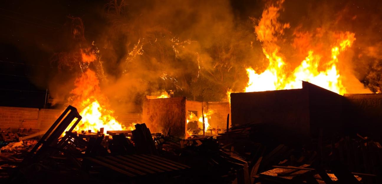 PROTECCIÓN CIVIL DE VILLA DE POZOS ATIENDE OPORTUNAMENTE INCENDIO EN TARIMERA