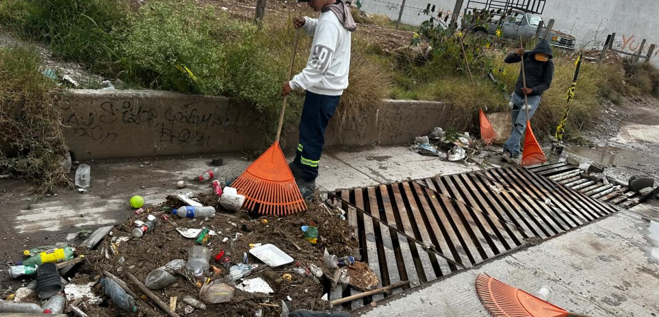 VILLA DE POZOS REFUERZA LIMPIEZA DE ALCANTARILLAS Y LLAMA A NO TIRAR BASURA EN LAS CALLES